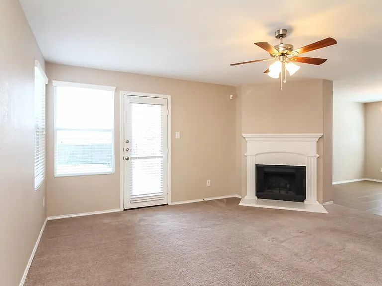698 Austin Ln — Photo 2