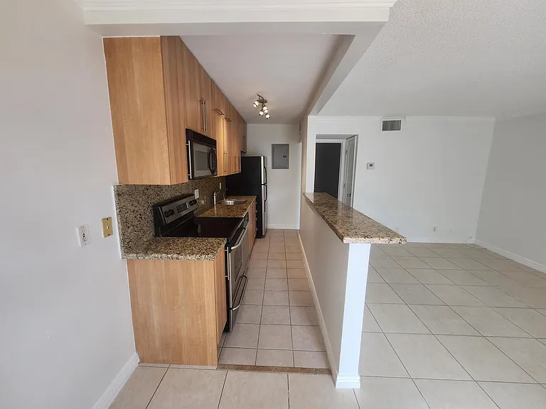 1125 NE 16th Pl #105 — Photo 11