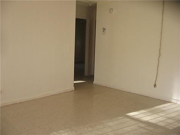3rd image of 328 Mockingbird Ln