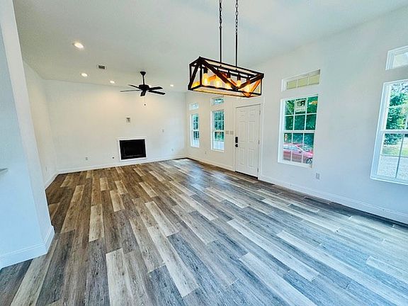 2nd image of 429 N Zavalla St