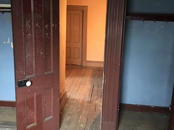 4th image of 811-815 Parker St
