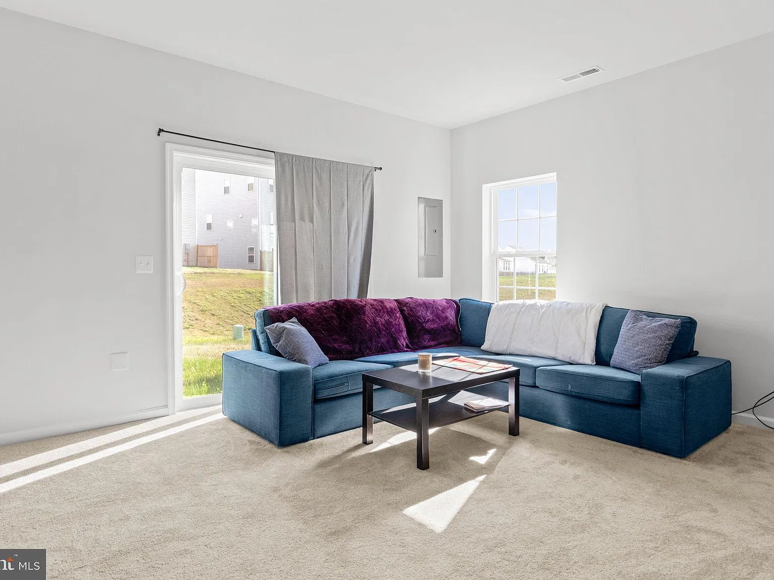 3 bed, 4.0 bath, 2444 sqft, $2,400 — Photo 3