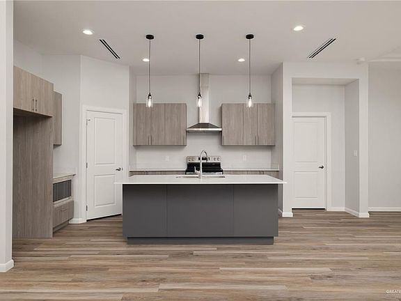 5th image of 2912 Dhalia Dr