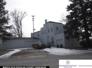 6052 Country Club Rd, Omaha, NE 68152