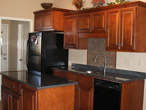Kitchen w/ Granite Countertops