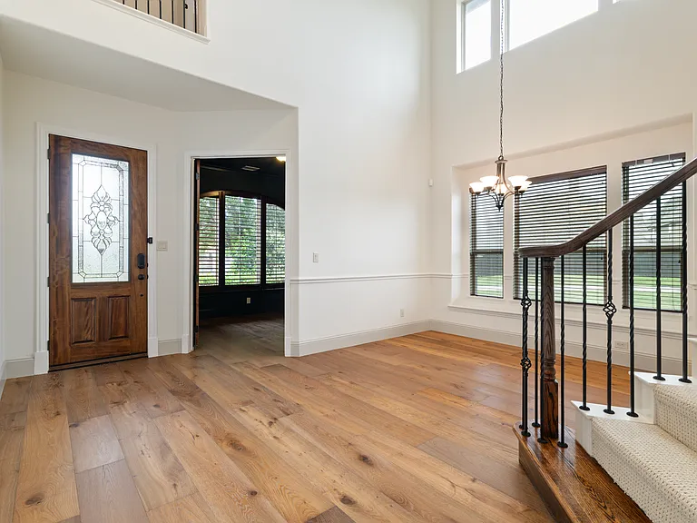 1040 Edgefield Ln — Photo 2