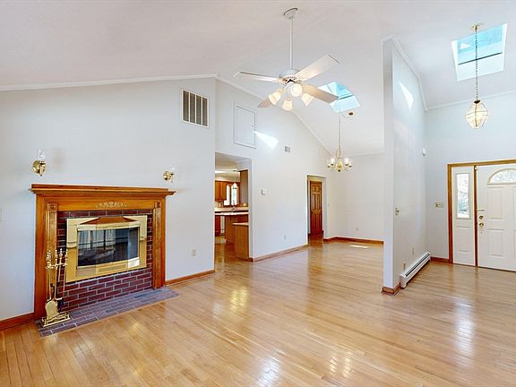 3rd image of 75 Prospect St