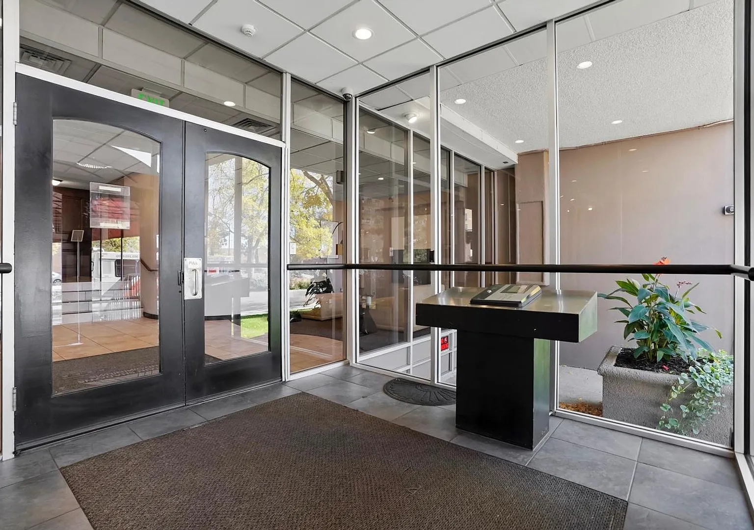 Stylish 2-Bedroom Condo in the Heart of Cherry Creek — Photo 2