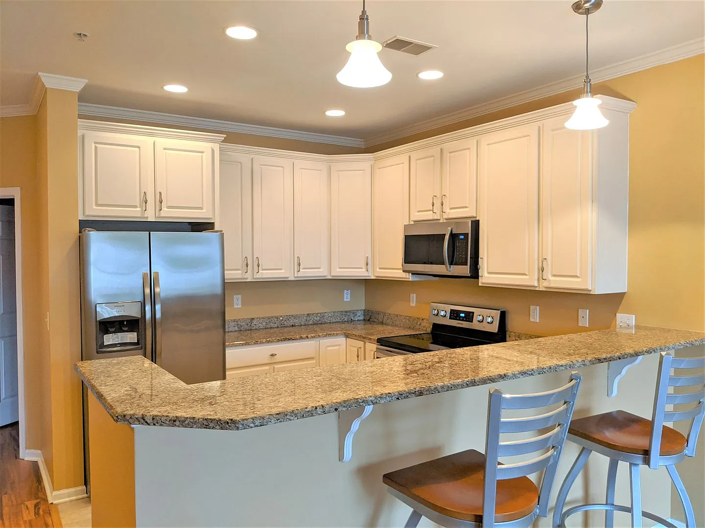 2 Bedroom Lakefront Condo! — Photo 4