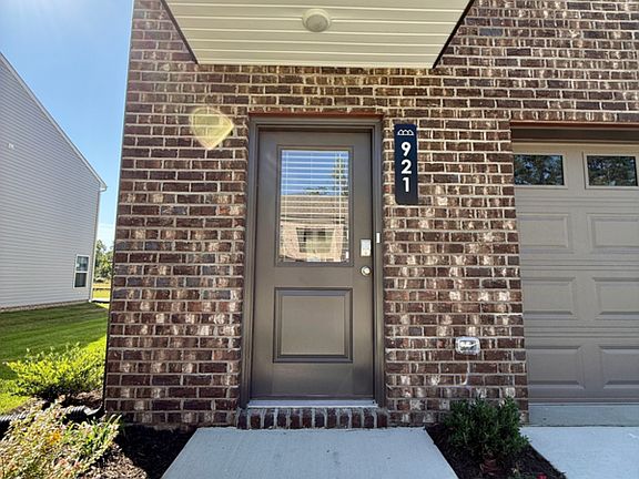 3rd image of 921 Encore Autumn Ln