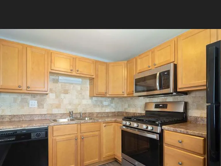 1315 Yarmouth Ct — Photo 6
