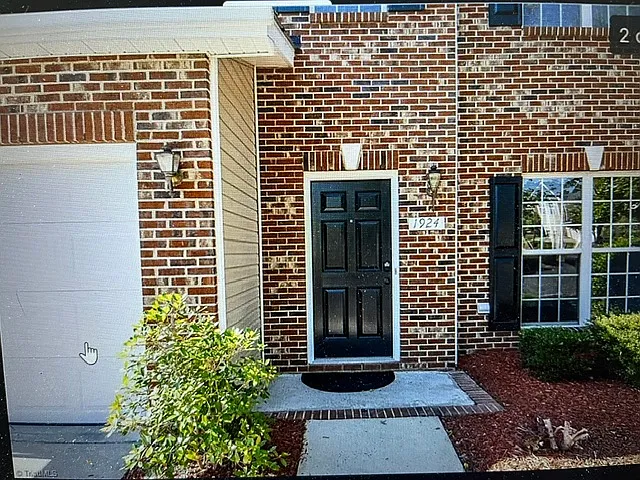 1924 Munn Cir — Photo 2