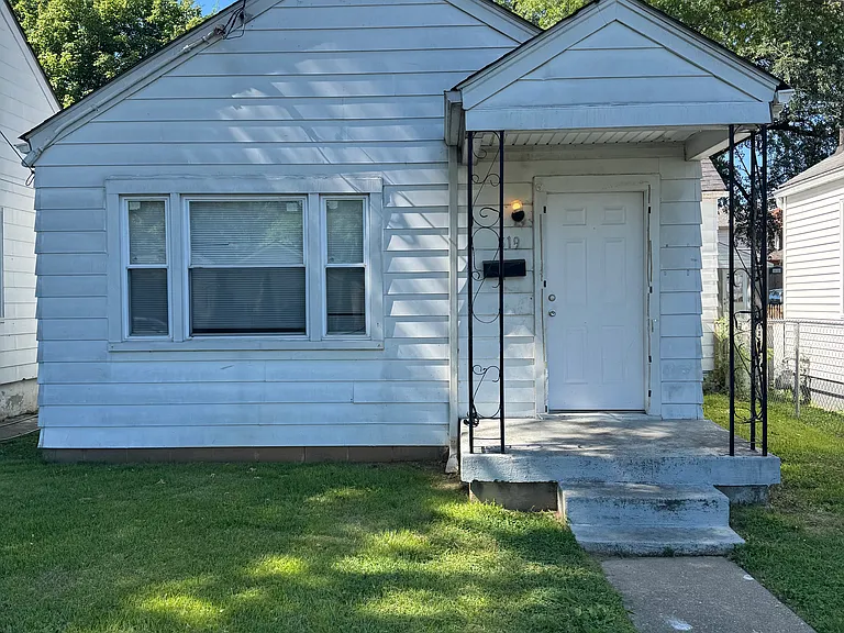 819 Beecher St — Photo 1