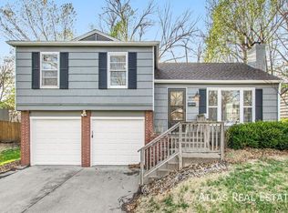 8036 Reinhardt Ln, Prairie Village, KS 66208