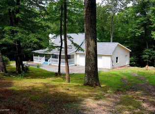 288 Sunlight Dr, Henryville, PA 18332