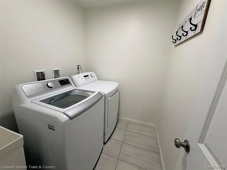 5881 Woodruff View Dr — Photo 17