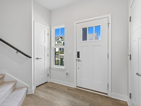 5th image of 688 Exmoor Dr