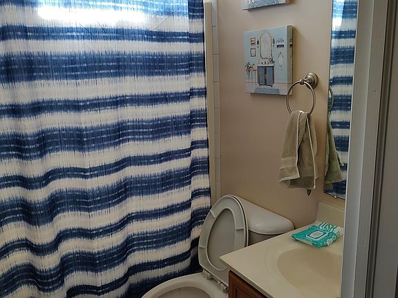 3rd image of 944 Bloomfield Ct