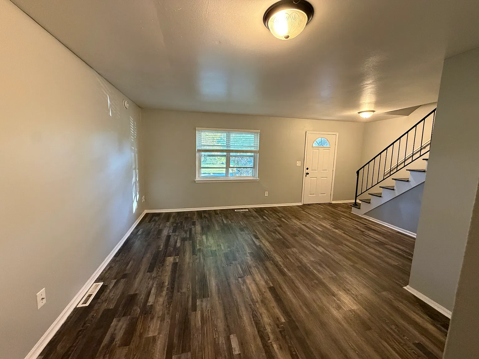 212 N Oak St — Photo 2