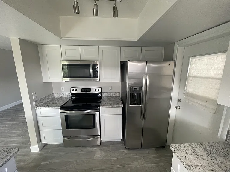 1110 Rainbow Dr — Photo 2