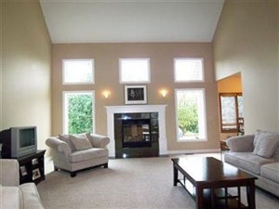 5th image of 875 Laurel Cir