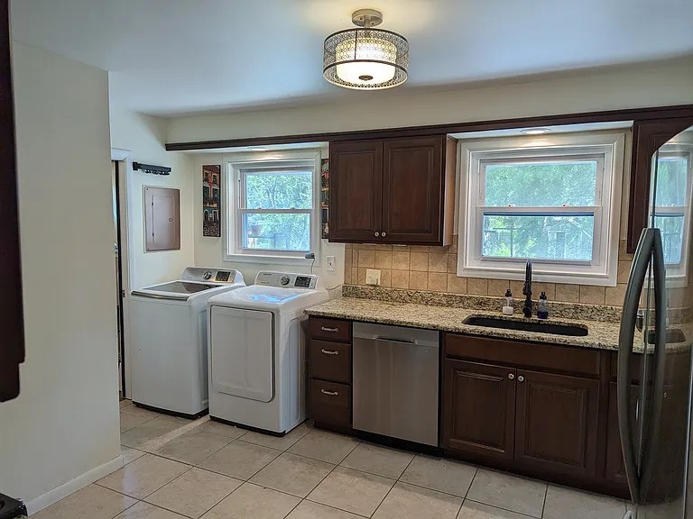 1629 Virginia St — Photo 2