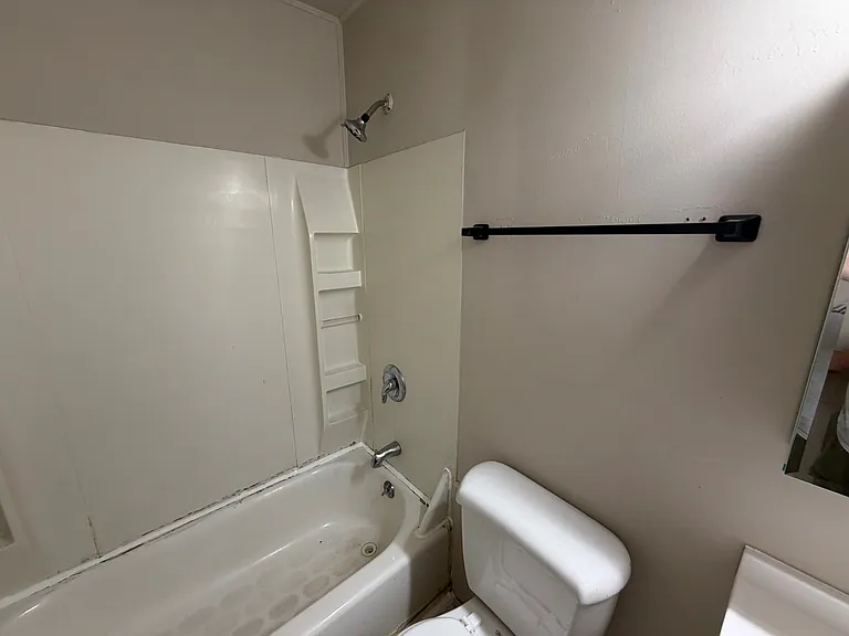 1612 Crestview Dr — Photo 4