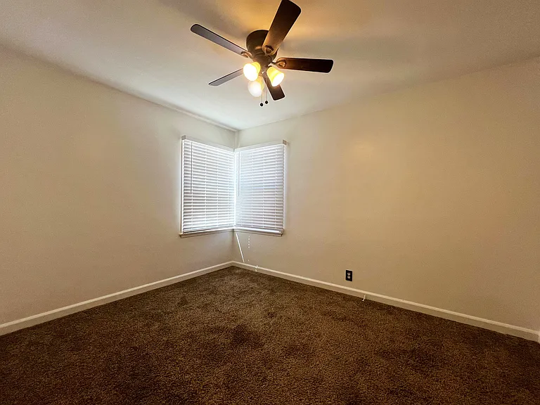 950 Flora St — Photo 9