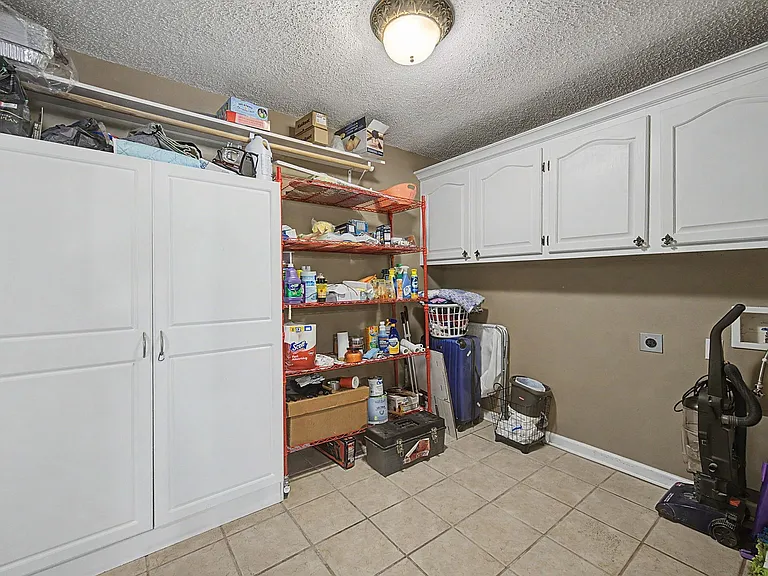 300 Cheyenne Dr — Photo 13