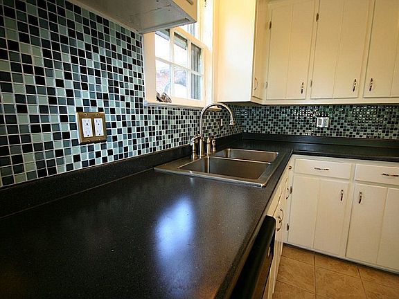 Kitchen, glass backsplash