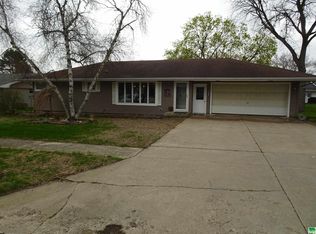 1522 E 3rd St, Sheldon, IA 51201