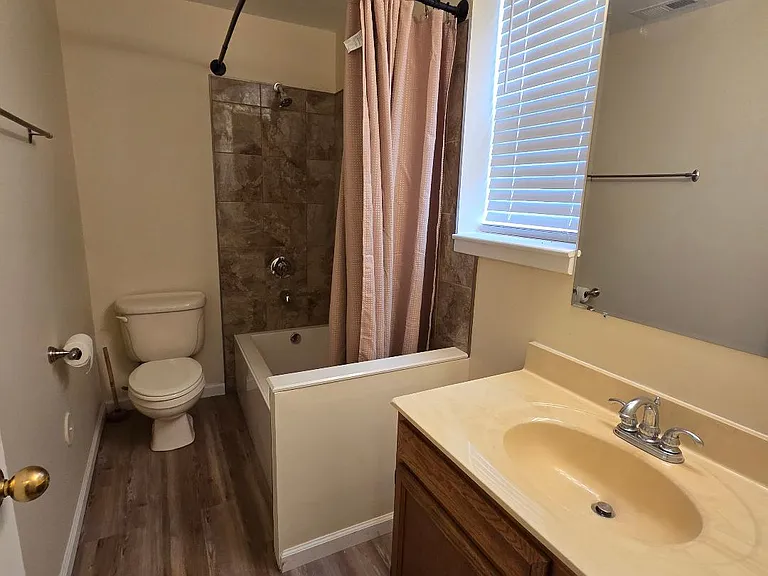 207 W B St — Photo 9