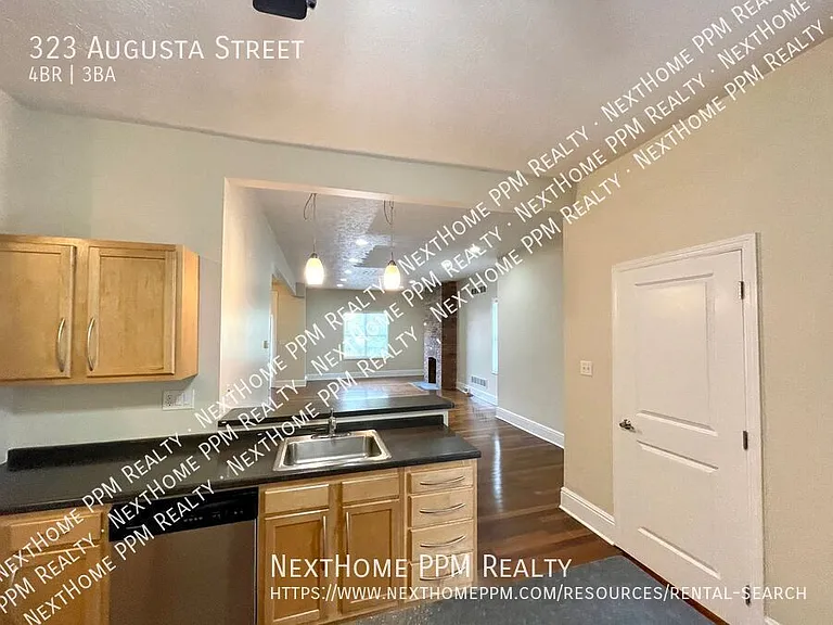 323 Augusta St — Photo 11