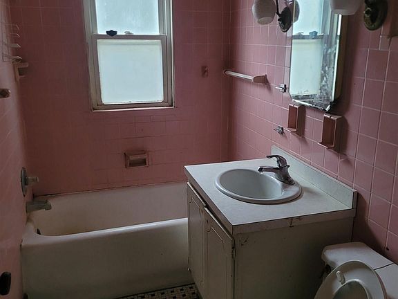 4th image of 131 E Irvington Ave