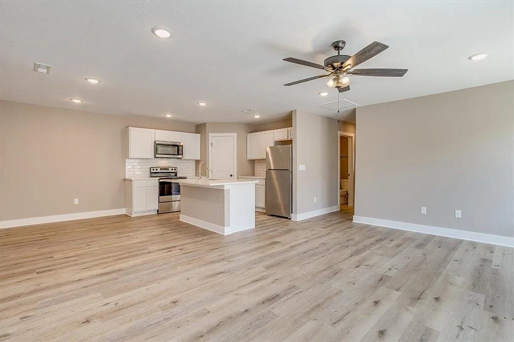 3 bed, 1182 sqft, $1,600 — Photo 1