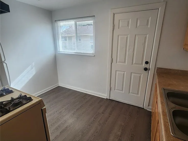 1175 Akron St — Photo 4