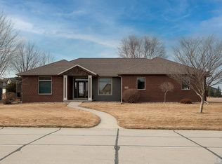 2118 Pinehurst Ct, Sioux Center, IA 51250