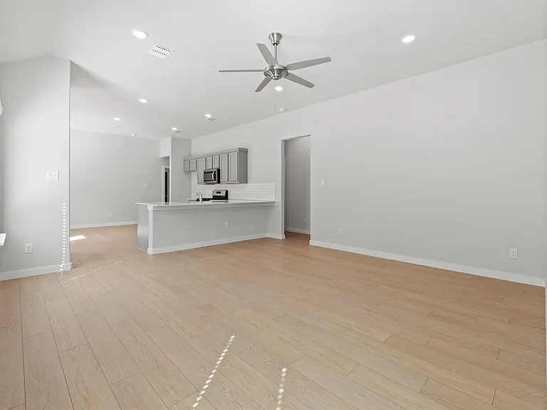 106 Travine Dr — Photo 3