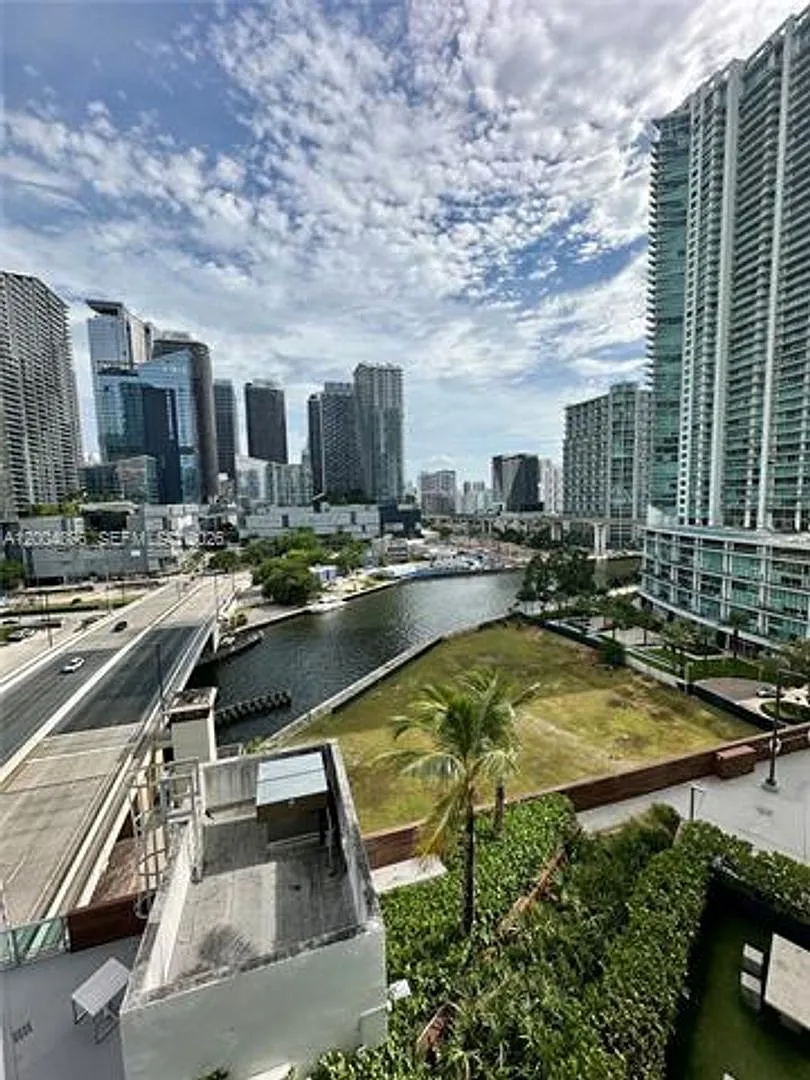 Building Photo - 350 S Miami Ave #1402