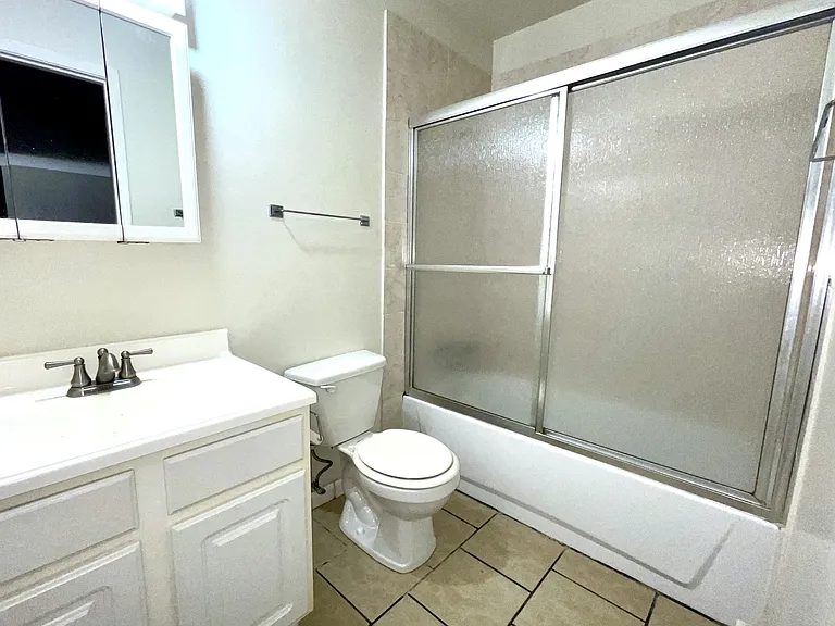 404 E College St #4 — Photo 5