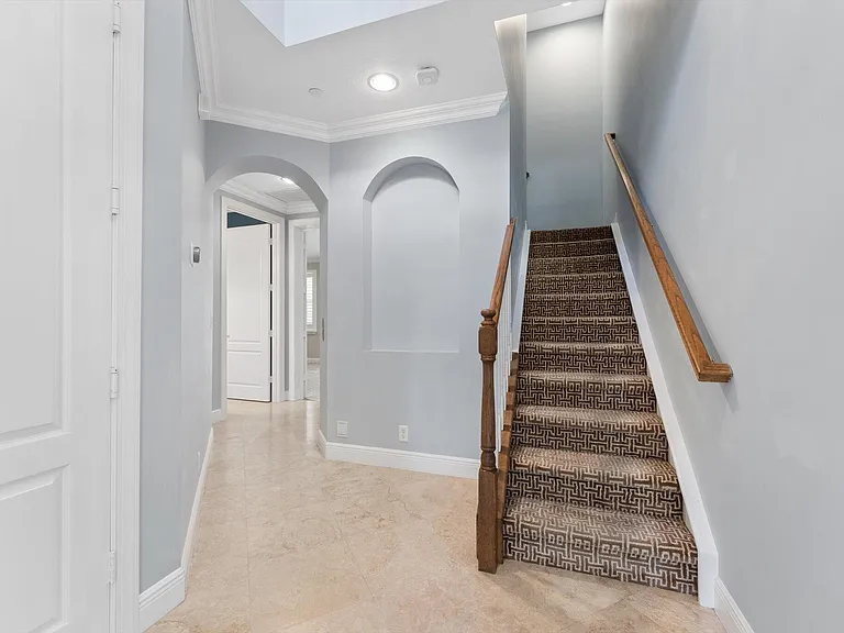 604 NE Francesca Ln — Photo 3