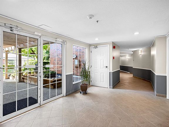4th image of 2973 Burlington Dr #103