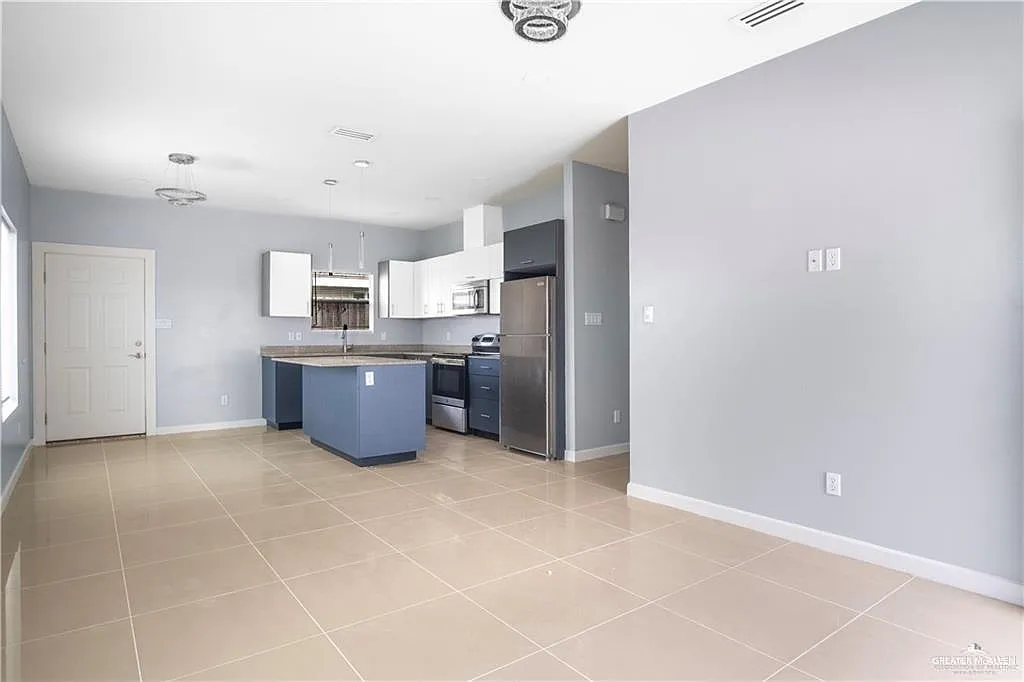 3 bed, 2.0 bath, 1011 sqft, $1,200 — Photo 3