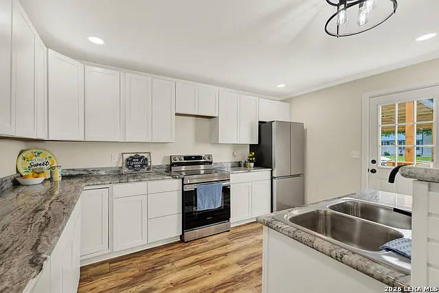 312 N Lavernia — Photo 14