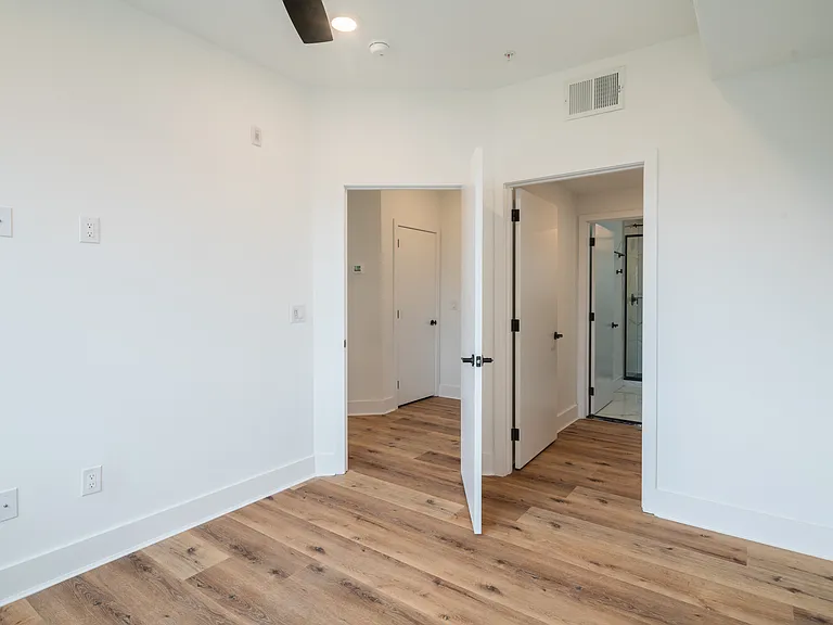 2621 W Oxford St #306 — Photo 8