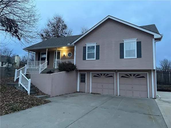 907 Maple St, Kearney, MO 64060