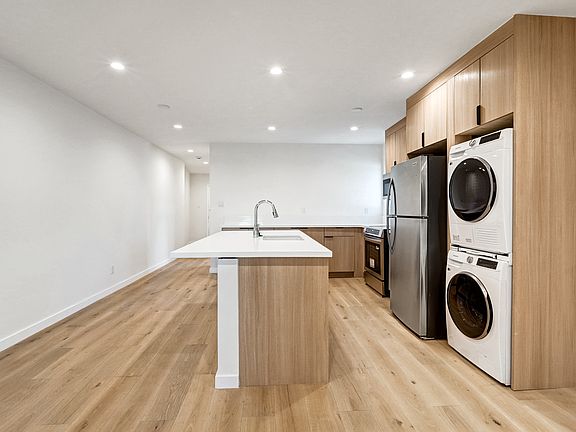 2nd image of 2525 Beverley Ave #10