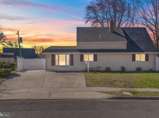 90 Everturn Ln, Levittown, PA 19054