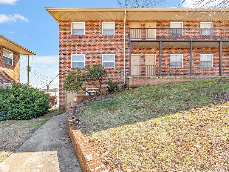 2716 Holbrook Dr #H — Photo 3