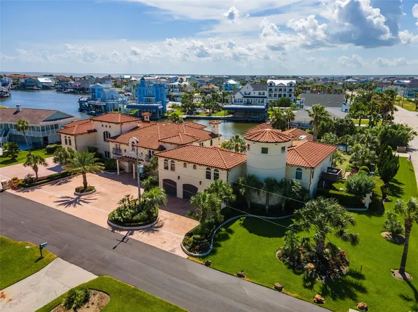 215 Sampan Dr, Tiki Island, TX 77554